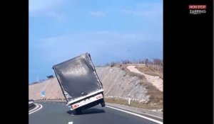 Un camion tente de résister aux rafales de vent, les images impressionnantes (vidéo)