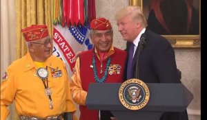 Trump surnomme une sénatrice "Pocahontas" devant des Amérindiens Navajos