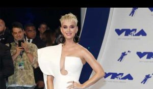Katy Perry frappe une fan