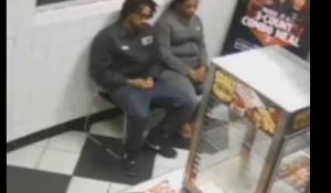 Ils assistent à un braquage dans une pizzeria et s'en fichent complètement (Vidéo)