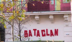 Des anonymes rendent hommage aux victimes du Bataclan