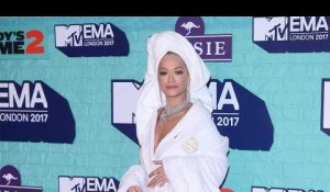 Rita Ora en peignoir sur le tapis rouge des MTV EMA