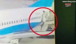 Une hôtesse de l'air chute lourdement de la porte d'un avion (vidéo)