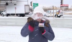 Une journaliste se prend une boule de neige en pleine face juste avant son direct (Vidéo)