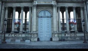 Contre la loi Asile, ces militants écrivent "accueil de merde" à la mousse au chocolat sur la façade de l'Assemblée nationale