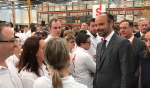 Edouard Philippe visite l'usine Seb-Moulinex à Mayenne.