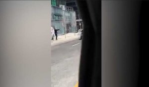 Attaque au véhicule-bélier à Toronto : les images du policier arrêtant le chauffeur