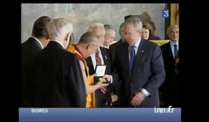 Le Dalaï Lama décoré de la médaille d'or du congrès américain par George Bush