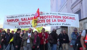 SNCF: les cheminots maintiennent la pression