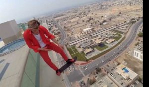 Dubaï : un jeune homme fait du skate au bord d'un gatte-ciel (vidéo)