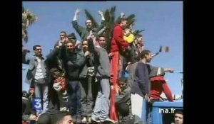 A Oran, Jacques Chirac reçoit un accueil triomphal de la part de jeunesse algérienne