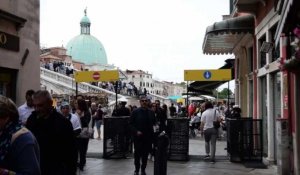 Venise régule ses touristes avec des portiques