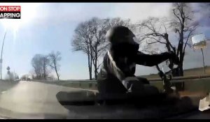 Un motard coupe la route d'une voiture et se fait violemment percuter (Vidéo)