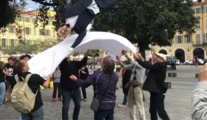Des militants font "virevolter" un pantin à l'effigie de Macron