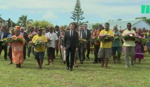 A Ouvéa, en Nouvelle-Calédonie, Emmanuel Macron plante un arbre très symbolique