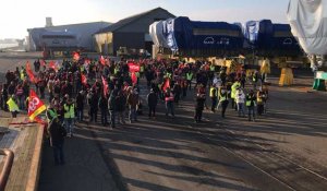 Saint-Nazaire. Manifestants CGT et gilets jaunes sur le quai des charbonniers