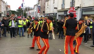 La Roche-sur-Yon. Les Gilets jaunes dansent avec la fanfare de Noël dans le centre-ville 