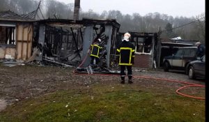 Une maison part en fumée à Warlincourt-lès-Pas