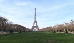 Les touristes visitent Paris malgré le mouvement "gilets jaunes"