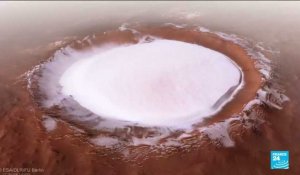 Un cratère géant rempli de glace immortalisé sur la planète Mars