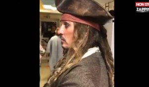Johnny Depp rend visite aux enfants de l'Institut Curie déguisé en Jack Sparrow (vidéo)