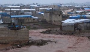 Un camp de déplacés inondé dans le nord de la Syrie (2)