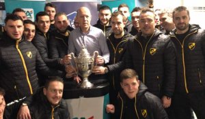 Football. Les joueurs du Stade Pontivyen ont salué la Coupe de France avant le match