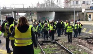 Les Gilets jaunes bloquent un train en gare de Troyes