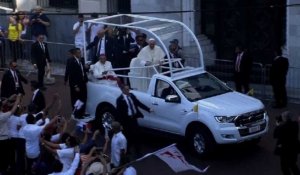 Le pape arrive à la Cathédrale de Panama pour une messe