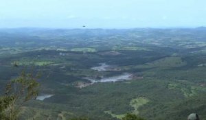 Le président Bolsonaro survole le barrage rompu