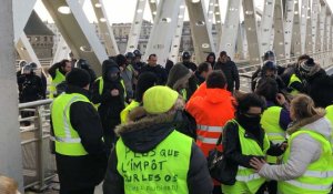 Brest. Les Gilets jaunes bloquent la levée du pont