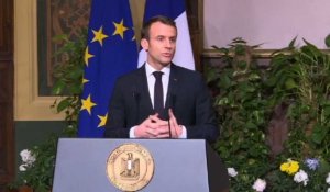 "Gilets jaunes": Macron "déplore" les 11 morts