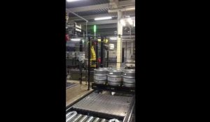 Comment fonctionne la nouvelle machine d'enfûtage de la brasserie de Saint-Omer ?