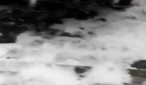 Insolite : un chasse neige emboutit une voiture sur une route enneigée à Eupen
