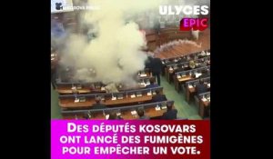 Des députés kosovars ont lancé des fumigènes pour empêcher un vote