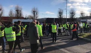 Manifestation : Les Gilets jaunes à Auchan pour la grève générale
