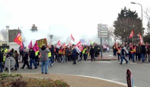 Manifestation : syndicats et écoles dans les rues de Calais contre Macron