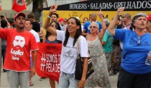 Brésil: les partisans de Lula attendent sa libération