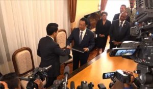Le président sortant de Madagascar remet le pouvoir à Rajoelina