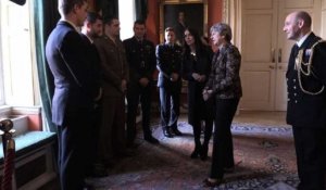 Theresa May et Jacinda Ardern rencontrent du personnel militaire