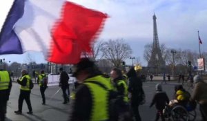 Les gilets jaunes marchent des Champs Elysées aux Invalides