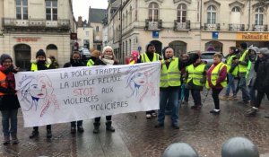 Sablé-sur-Sarthe. Les Gilets jaunes entonnent la Marseillaise devant la mairie 