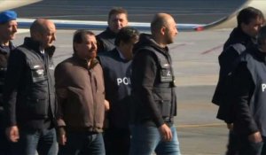 L'ex-militant italien en fuite Battisti arrive à Rome