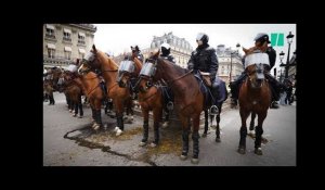 À Paris, des policiers à cheval ont encadré les gilets jaunes