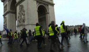 Des "gilets jaunes" retrouvent l'Arc de Triomphe