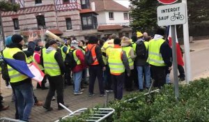 Plus de cent Gilets jaunes mènent une action coup de poing devant la villa Macron au Touquet
