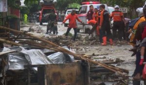 Indonésie: nettoyage dans les rues après le passage du tsunami