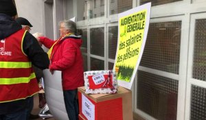 Saint-Lô. Les retraités manifestent devant la permanence du député Philippe Gosselin