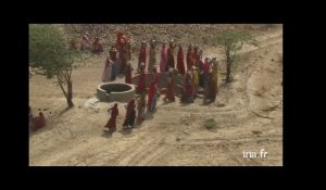 Inde : femmes au puits près de Pali au Rajasthan