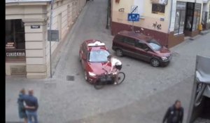 Pologne : un cycliste évite une voiture et se prend un lampadaire en pleine face (vidéo)